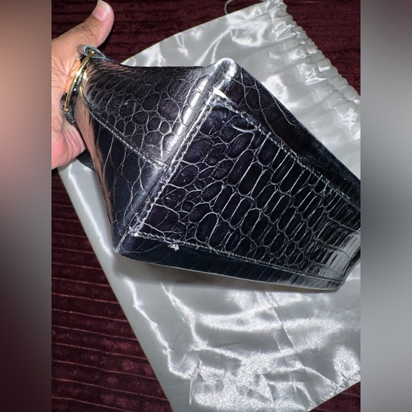 Salvatore Ferragamo Vara Croc Embossed Shoulder Bag - Picture 7 of 16